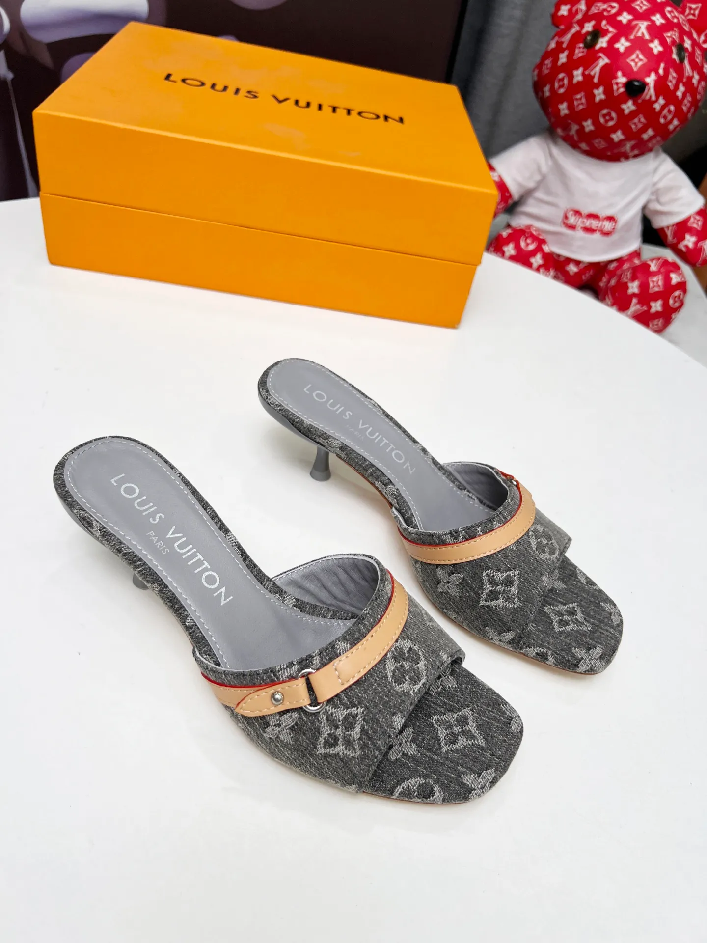 👟👟Ex-factory price 440👟👟 LV new denim kitten heel slippers 2025 summer must-have for goddesses, original replica, super comfortable on the feet. Show off the queen's temperament, the heel height is 5.5CM, which shows your temperament without being tiring. Standard code: 35-42 (41 and 42 codes are customized, non-returnable and non-exchangeable)